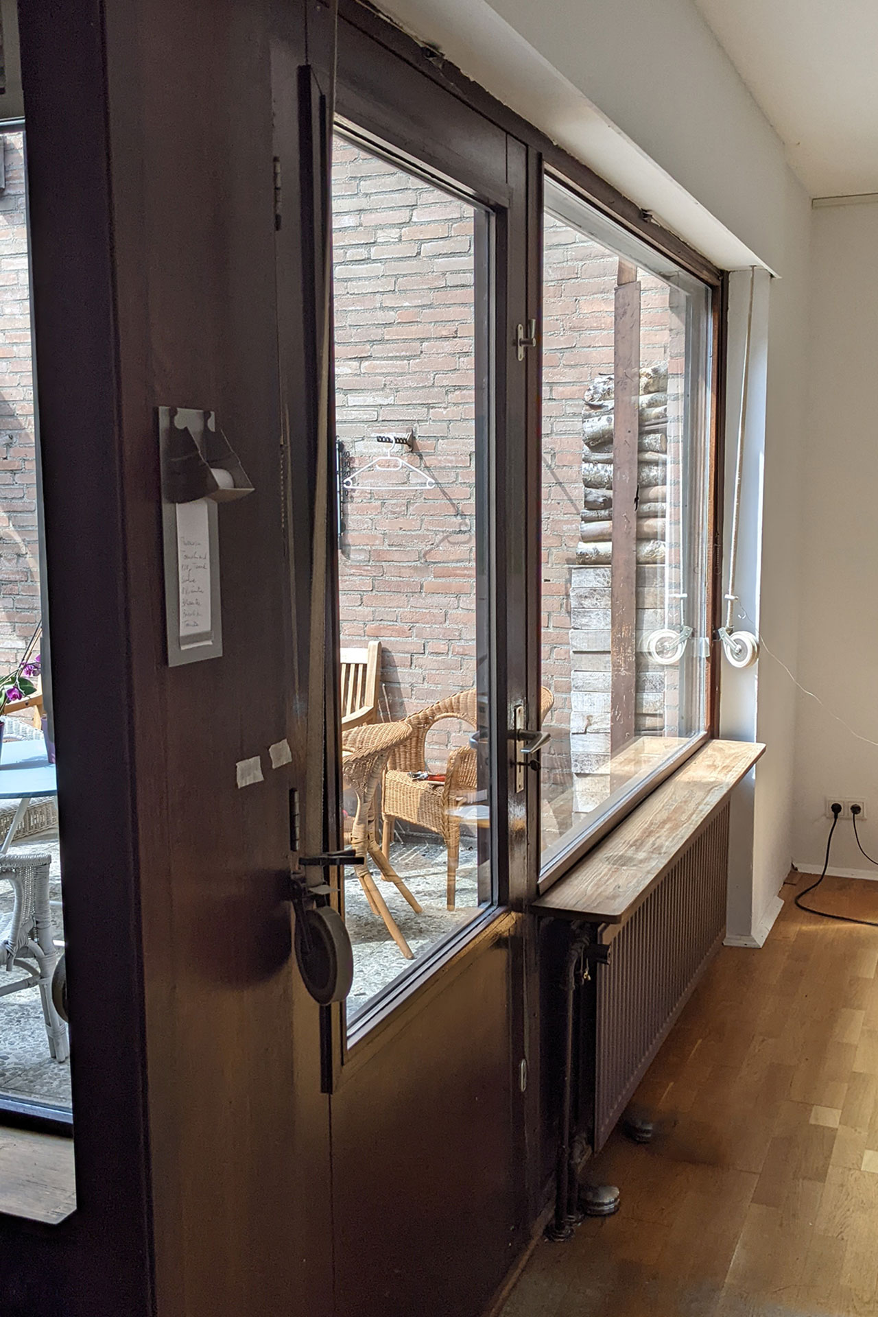 Fenster und Tür aus Holz