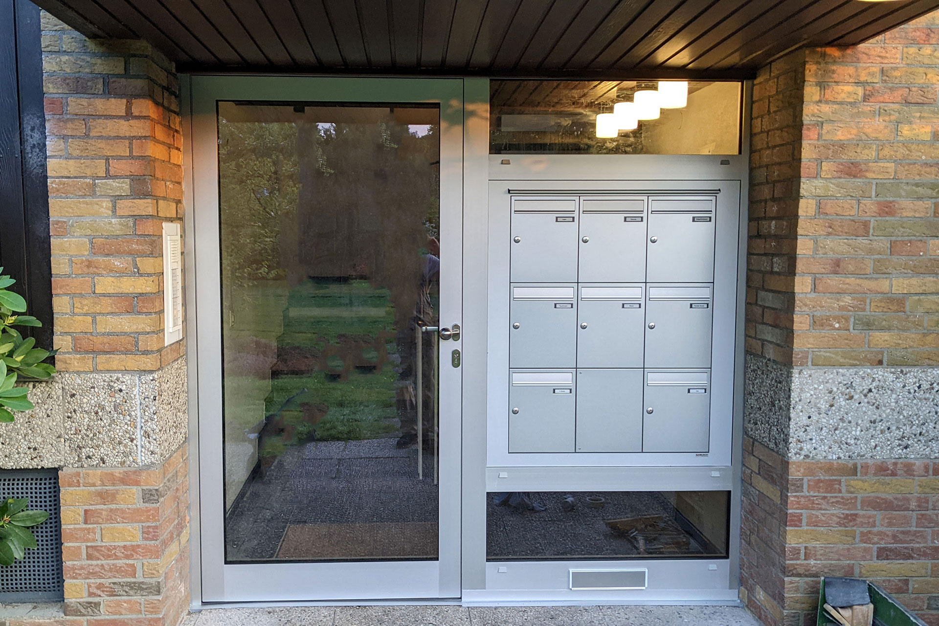 Alu Haustür und Briefkasten-Anlage
